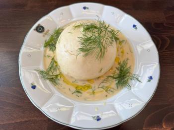 Kynutý knedlík plněný hříbky a brynzou, koprová omáčka.jpg